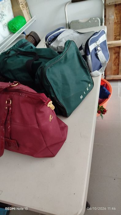 Vendo vários sacos e malas