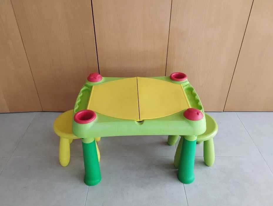 Mesa de atividades infantil com 2 bancos coloridos
