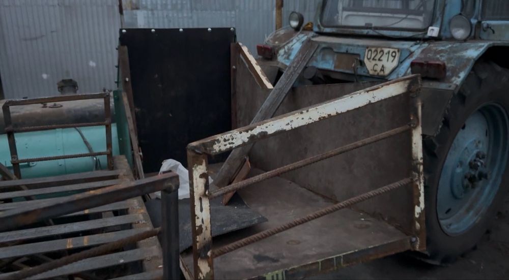 Гарбузовий комбайн з підборщиком