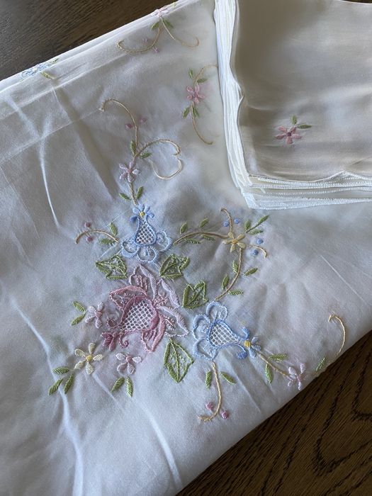 Toalha de mesa algodão com renda e bordado manual e 12 guardanapos