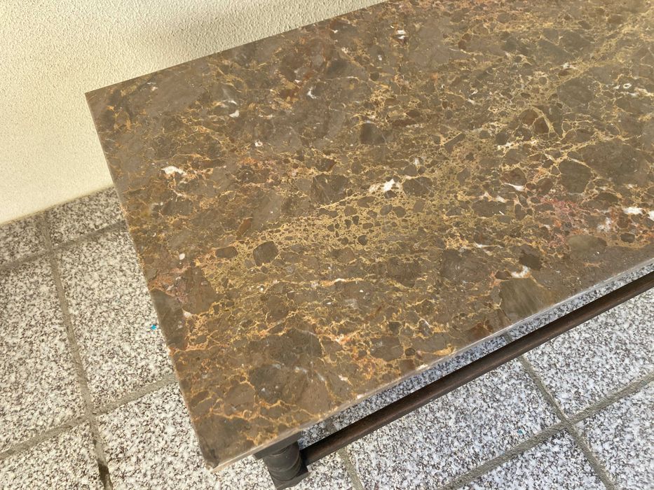 Mesa de apoio, em madeira e mármore