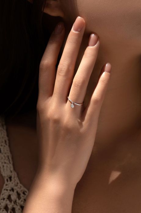 Срібна каблучка з муасанітом 0.10 ct “Claire”