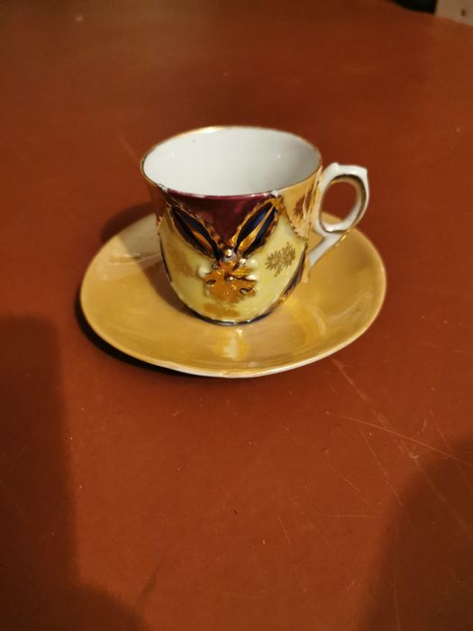 Chavena antiga e pires