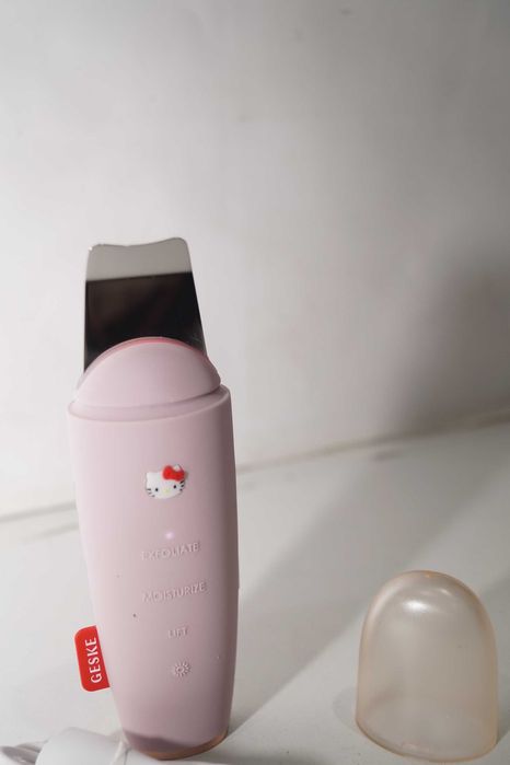 1332 GESKE Hello Kitty MicroCurrent Skin Scrubber & Blackhead Remover 9w1