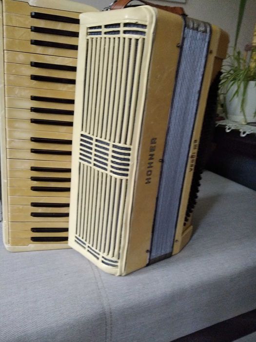 Akordeon 120 basów 4 chóry.