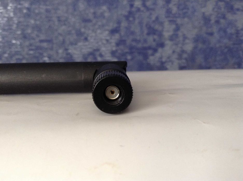 Антенна WiFi всенаправленная 2,4 ГГц и плюс WiFi роутер (под ремонт)