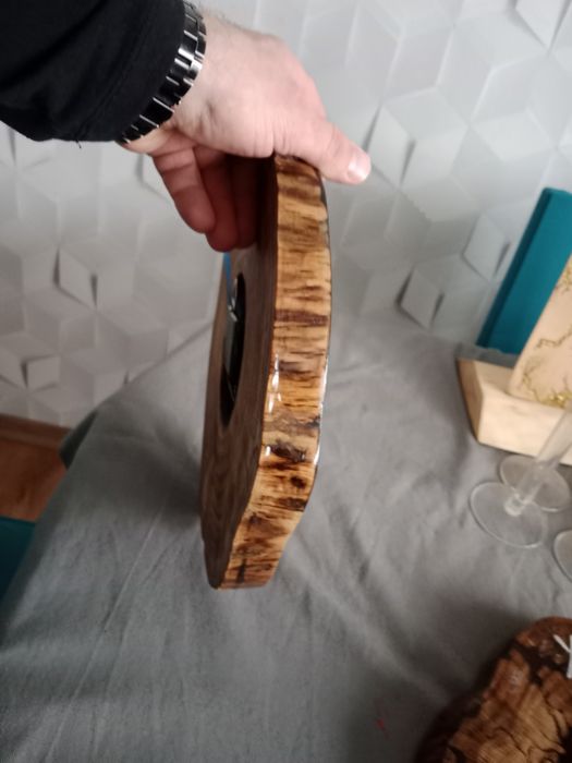 Zegar ścienny z plastra dębu.