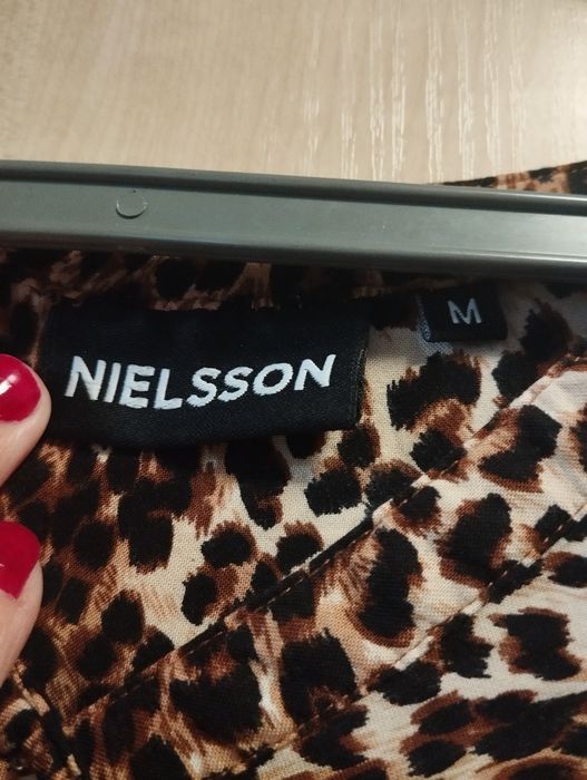 Koszula z nadrukiem w panterkę.