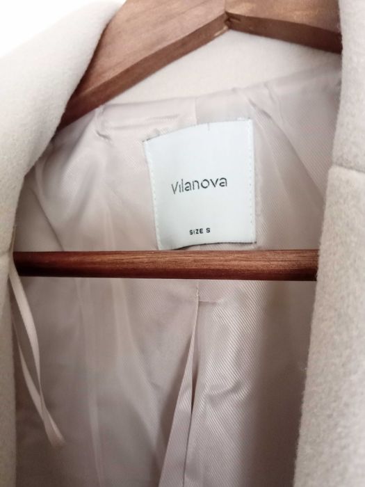 Casaco comprido com botões bege