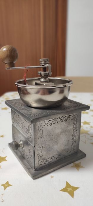 Moinho de café em estanho