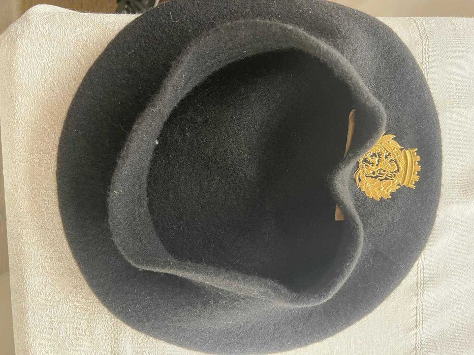 Boina negra com simbolo do Exército
