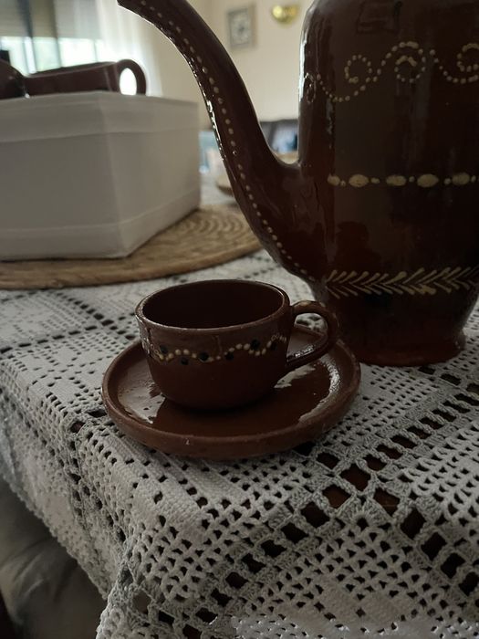 Serviço de barro artesanal. Excelente prenda para o Natal.