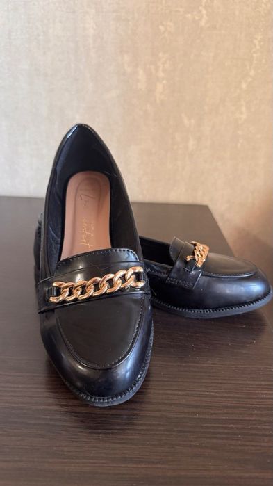 Лакові  чорні лофери