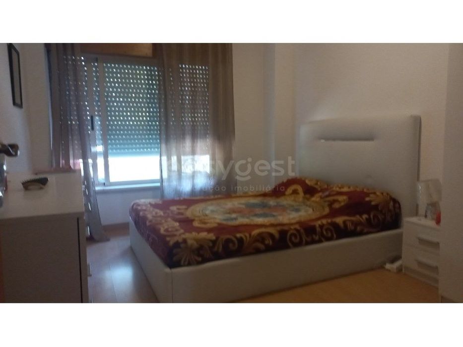 Apartamento T3 com Arrecadação e Lugar de Garagem em Santarém.
