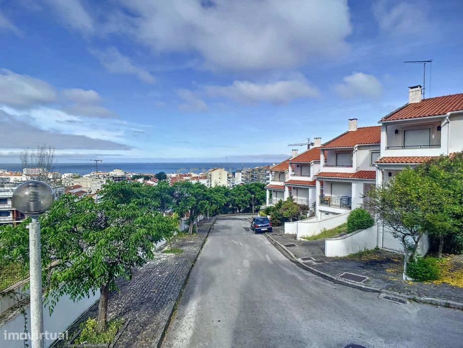 Moradia V3 inserida em condomínio fechado com  excelentes vistas de ma