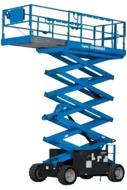 Técnico em manutenção de plataforma de elevação de carga e pessoas.