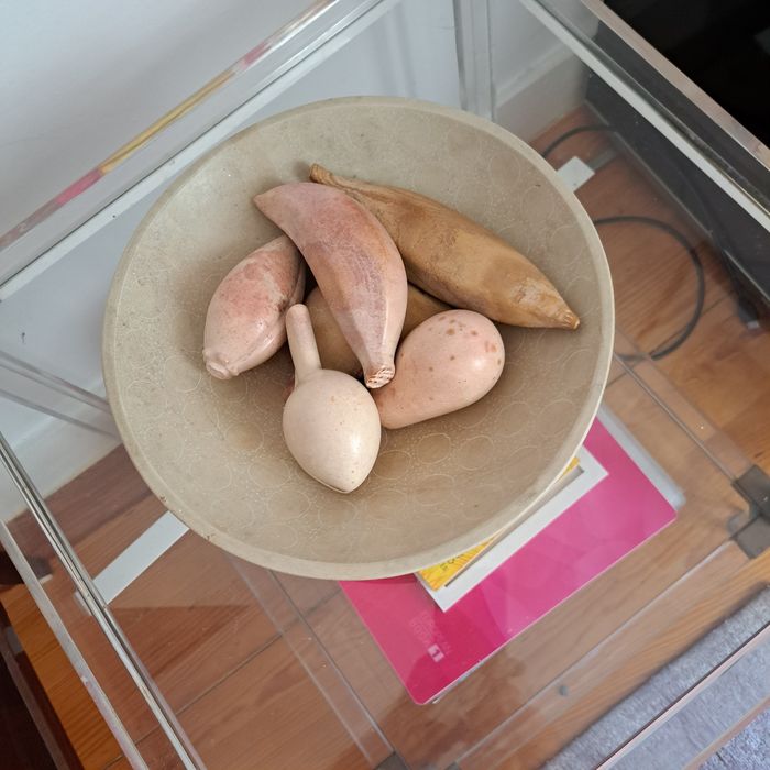 Frutos esculpidos em pedra