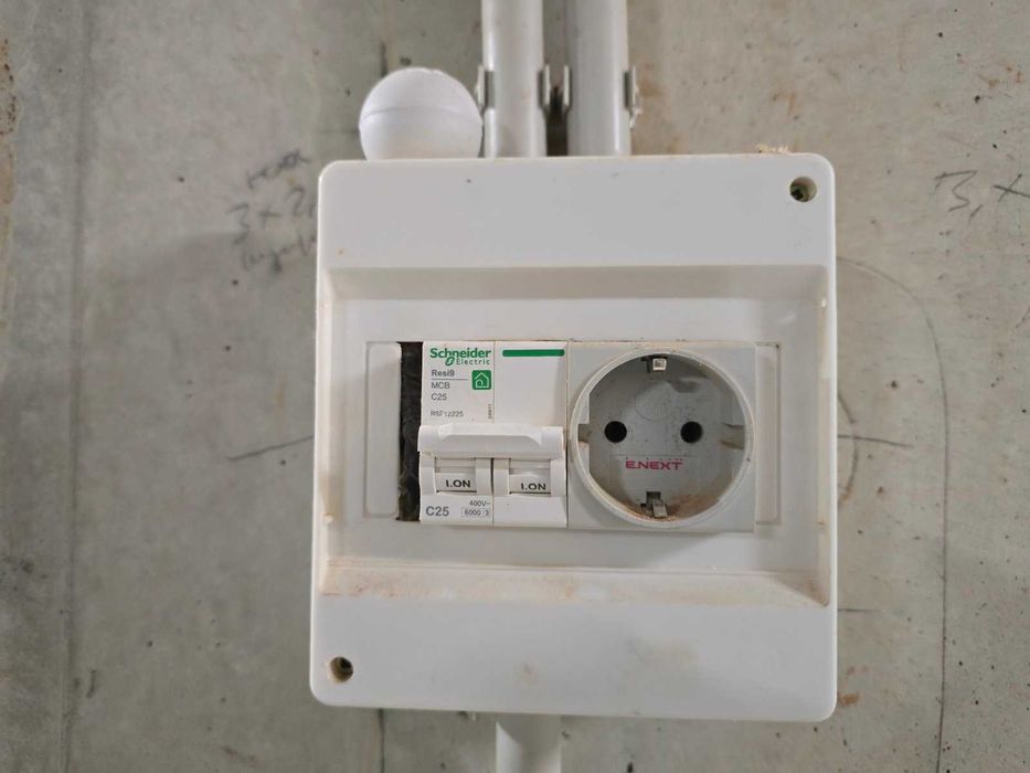 ТЕРМІНОВО!!Оренда паркомісця на 2 автомобіля(є розетка)вул.Пасічна,150