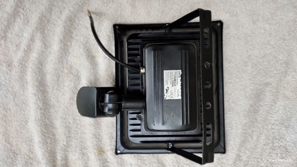 Lampa LED z czujnikiem ruchu