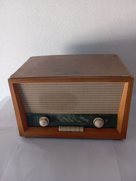 Radio a válvulas com giradiscos
