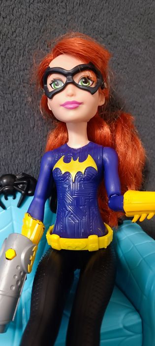 Кукла Mattel  Super Hero Girls Batgirl (Бэтгёрл) и диван  Coffin Bean от компании Mattel.Барби