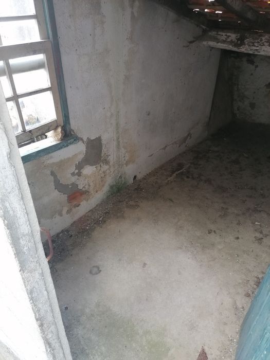 Casinha para reconstrução, às portas do Douro