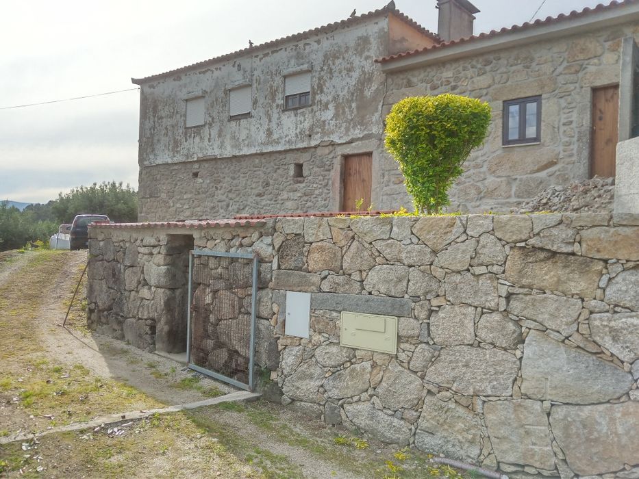 Casa para restaurar e terreno