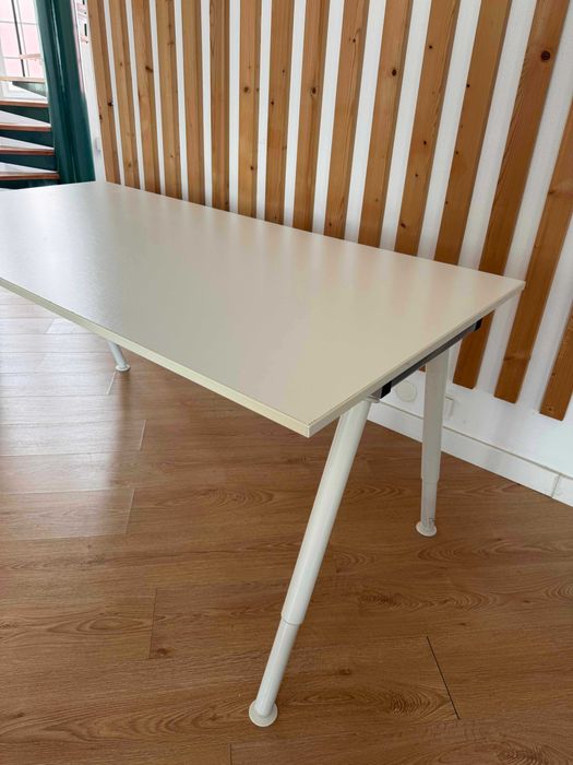 Mesa/Secretária brancas com altura ajustável