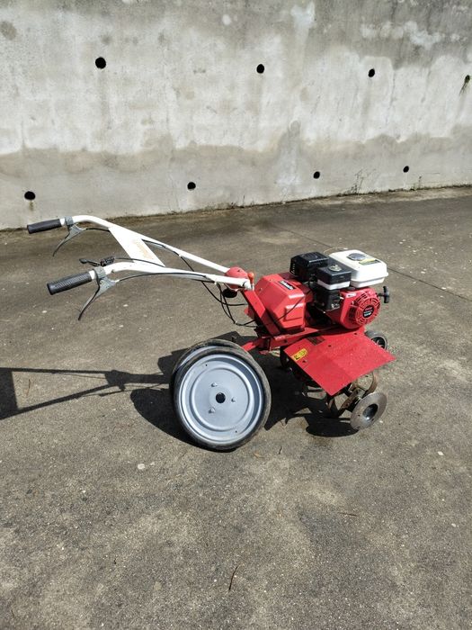 Moto enchada marca triunfo