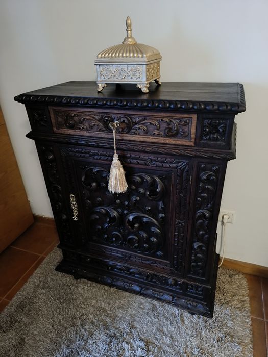 Móvel muito antigo de apoio restaurado estilo renascença talha manual