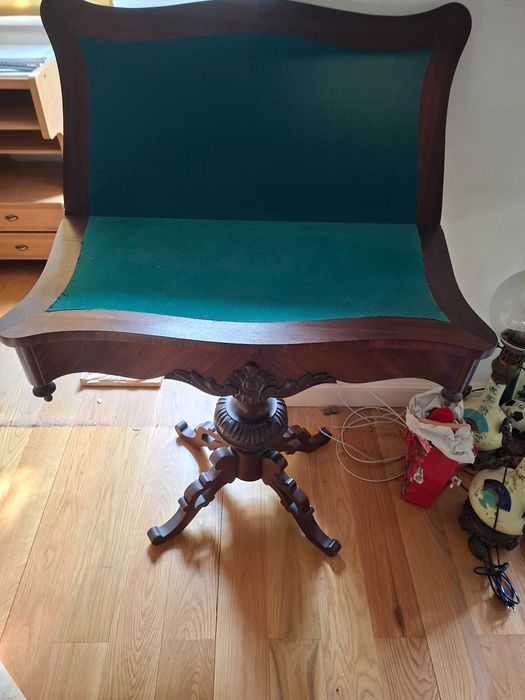 Mesa de jogo antiga dobrável com feltro verde