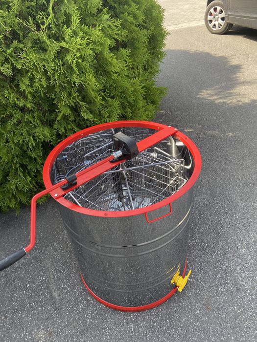 Медогонка нержавіюча на 4 рамки поворотна. Нова.