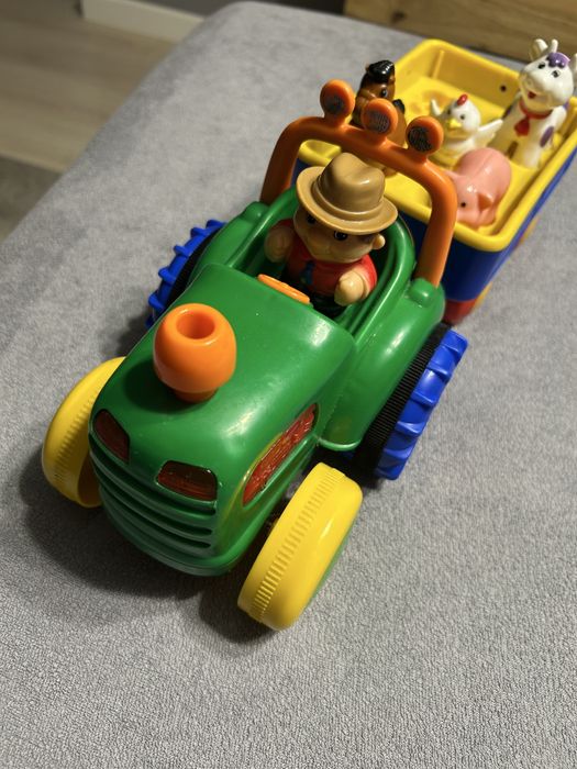 Zabawka edykacyjna Dumel, gra i jeździ, farmer, traktor + 4 figur