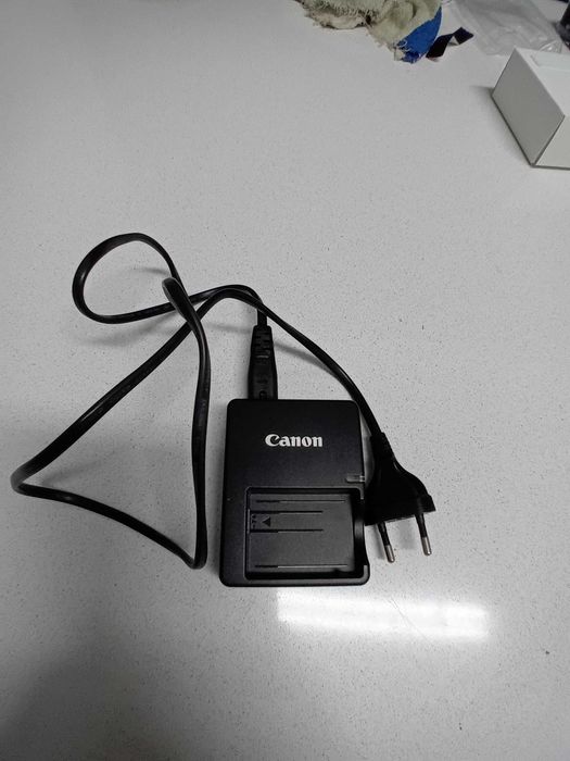Canon 1000D + carregador e bateria