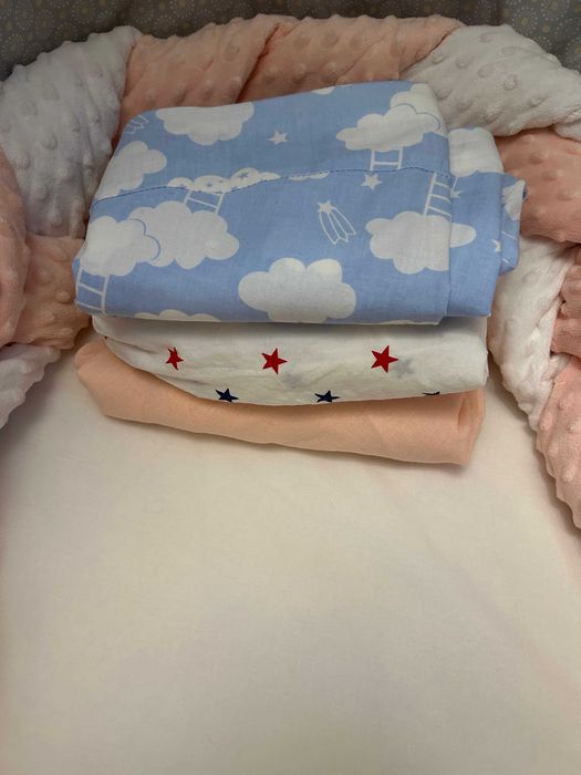 Łóżeczko Stokke Sleepi Mini z materacem i baldachimem.