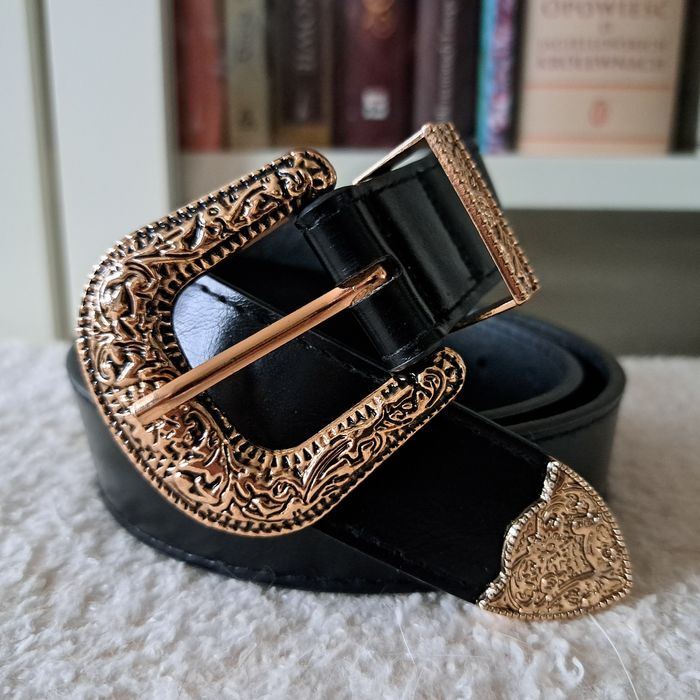 Nowy pasek z ozdobną klamrą