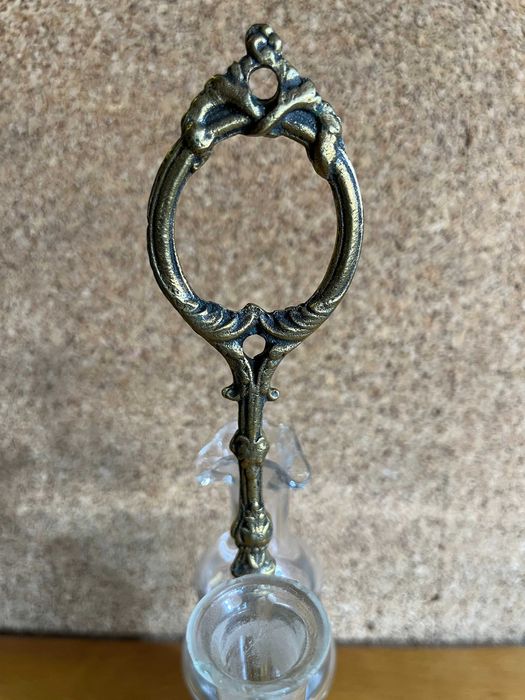 Galheteiro antigo com suporte em latão