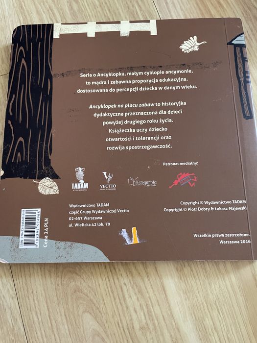Ancyklopek na placu zabaw 2+