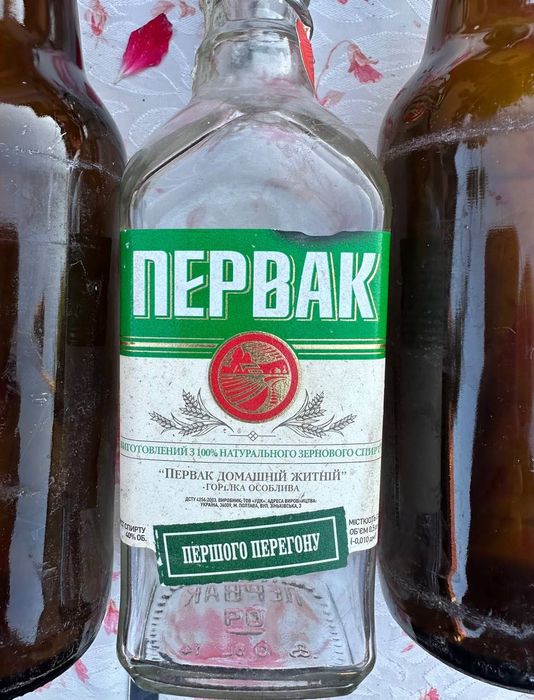 3 пустые бутылки Первак и Kapuziner