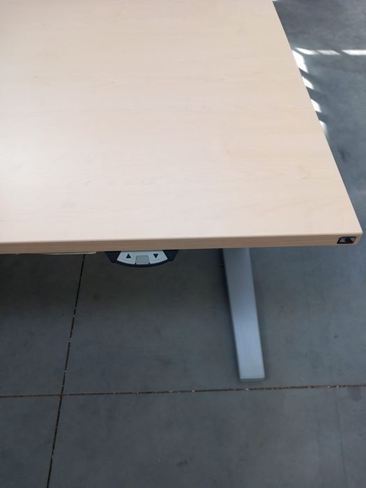 Biurko elektryczne regulowane z regulacją wysokości