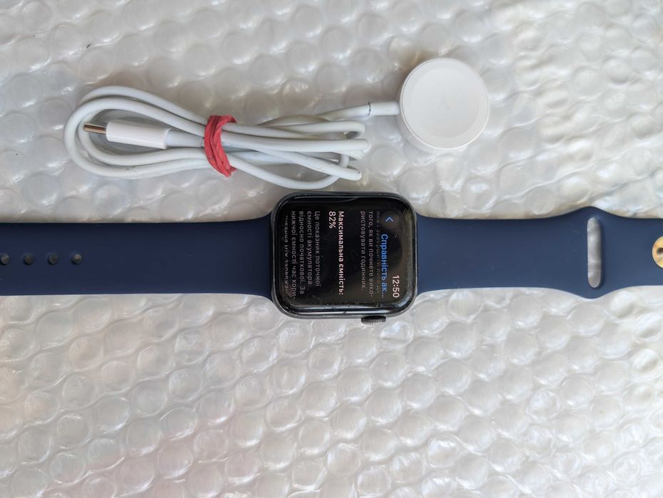 справні Apple Watch Series SE 44 mm б/в без блокувань