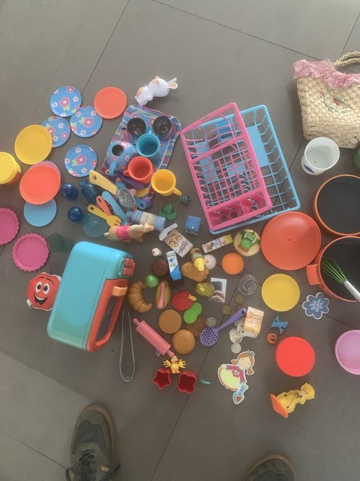 Cozinha de brincar e baú de menina
