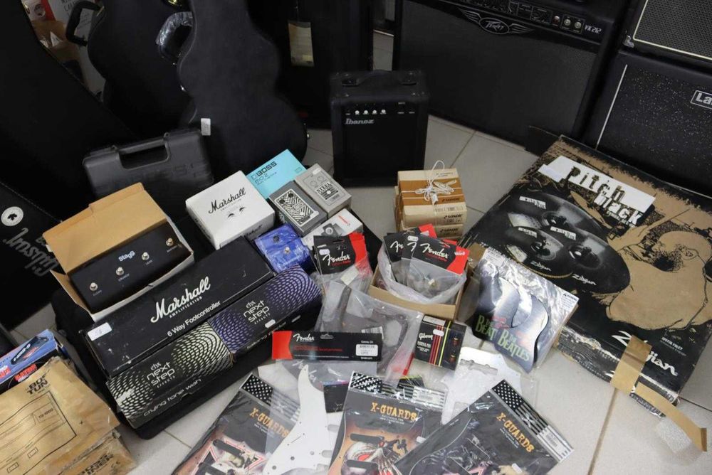 Grande Lote de Material Musical Profissional – Amplificadores, Pedais, Cases, Bateria, Guitarras e Acessórios