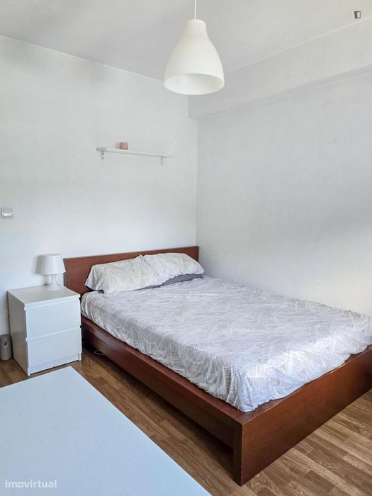 Quarto - localizado em Campanhã Porto