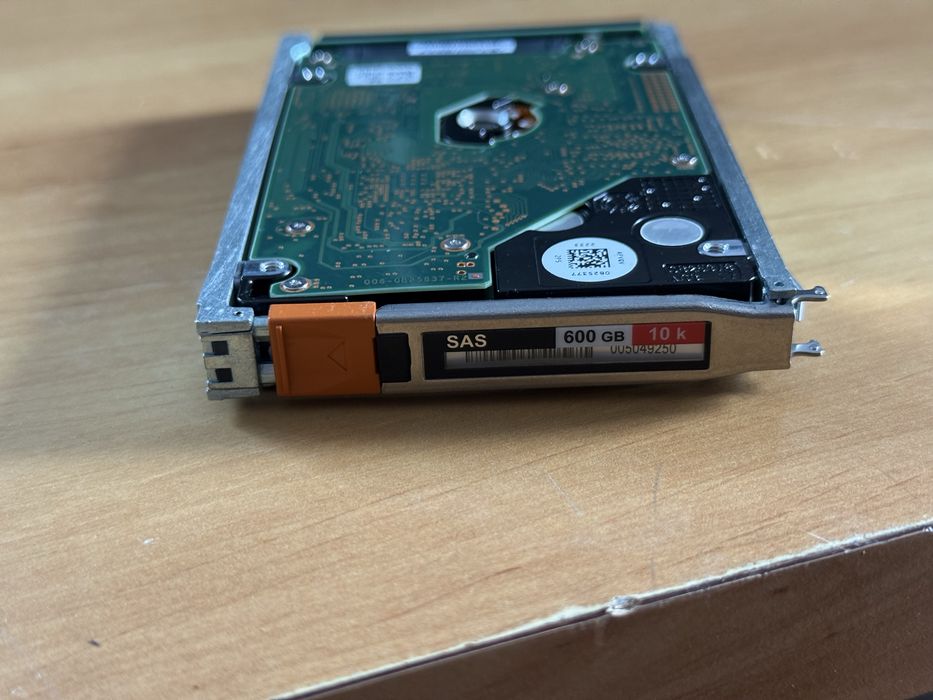 EMC 051-000-279 2.5Inch SATA/SAS HDD + Hitachi 600GB 10K RPM