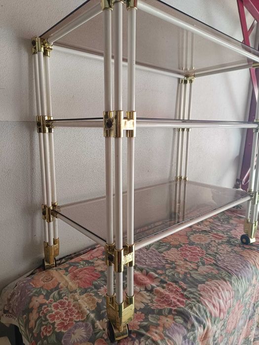 Estante de vidro com rodinhas