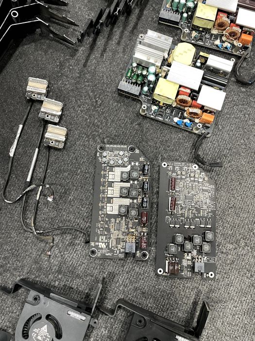 Conteúdo de vários imacs desmontados