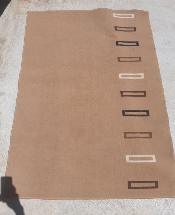 Carpete tons castanhos, laranja e beje