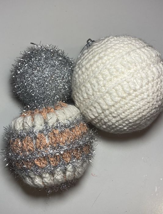 Новогодние игрушки шары вязанные