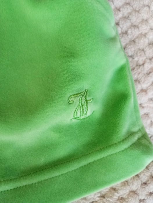 Шикарні шорти салатного кольору з велюру, бренд juicy couture